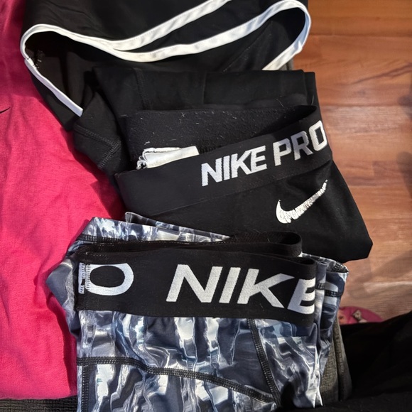 Nike Fuchsia Jacket and Monochrome Activewear Set - Picture 2 of 4